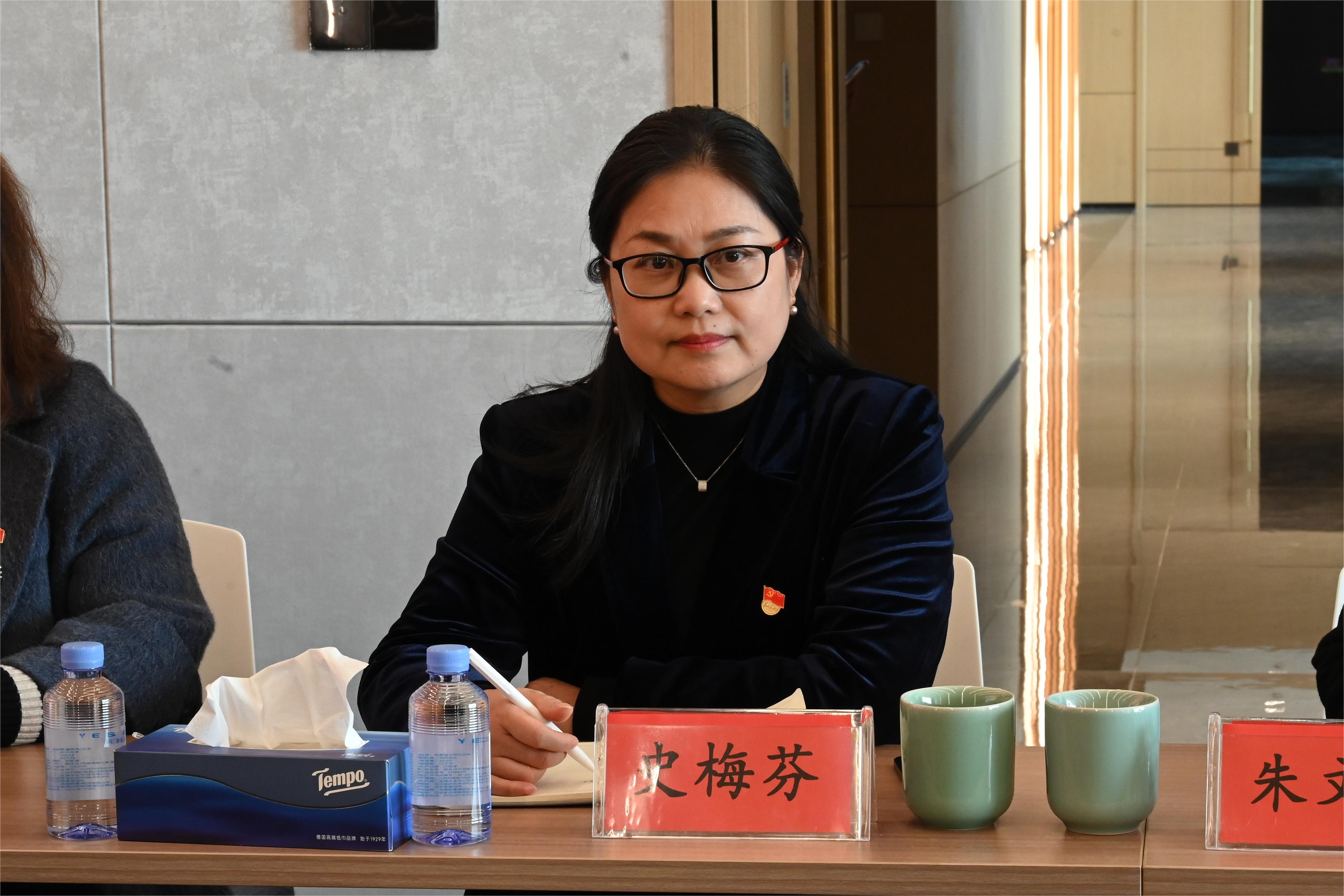 傲雪寒梅自芳香，，，，，，，长期开放谱新章——记兴发游戏xf股份采供部高级部长史梅芬