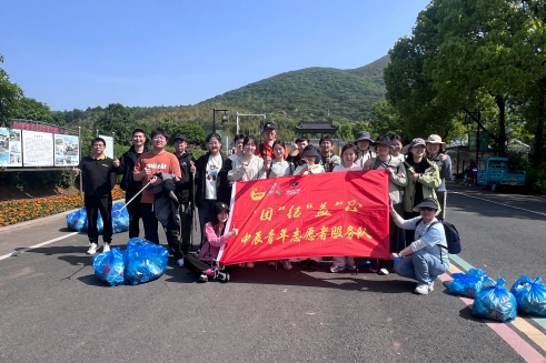 当五四薪火遇见龙池山色，，，，，，看兴发游戏xf青年若何“净”显担任！